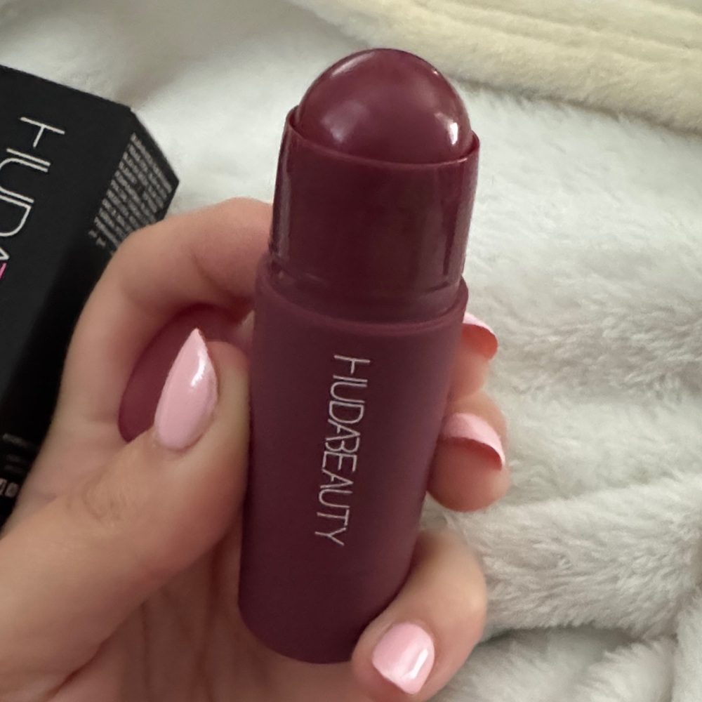 HUDA BEAUTY Cheeky Tint Blush Stick in Black and Pink - Picture 4 of 4